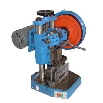 Вырубщик пластиковых карт BW200A (54*86) тигельный, с пробойником Вырубщик пластиковых карт BW200A (54*86) тигельный, с пробойником